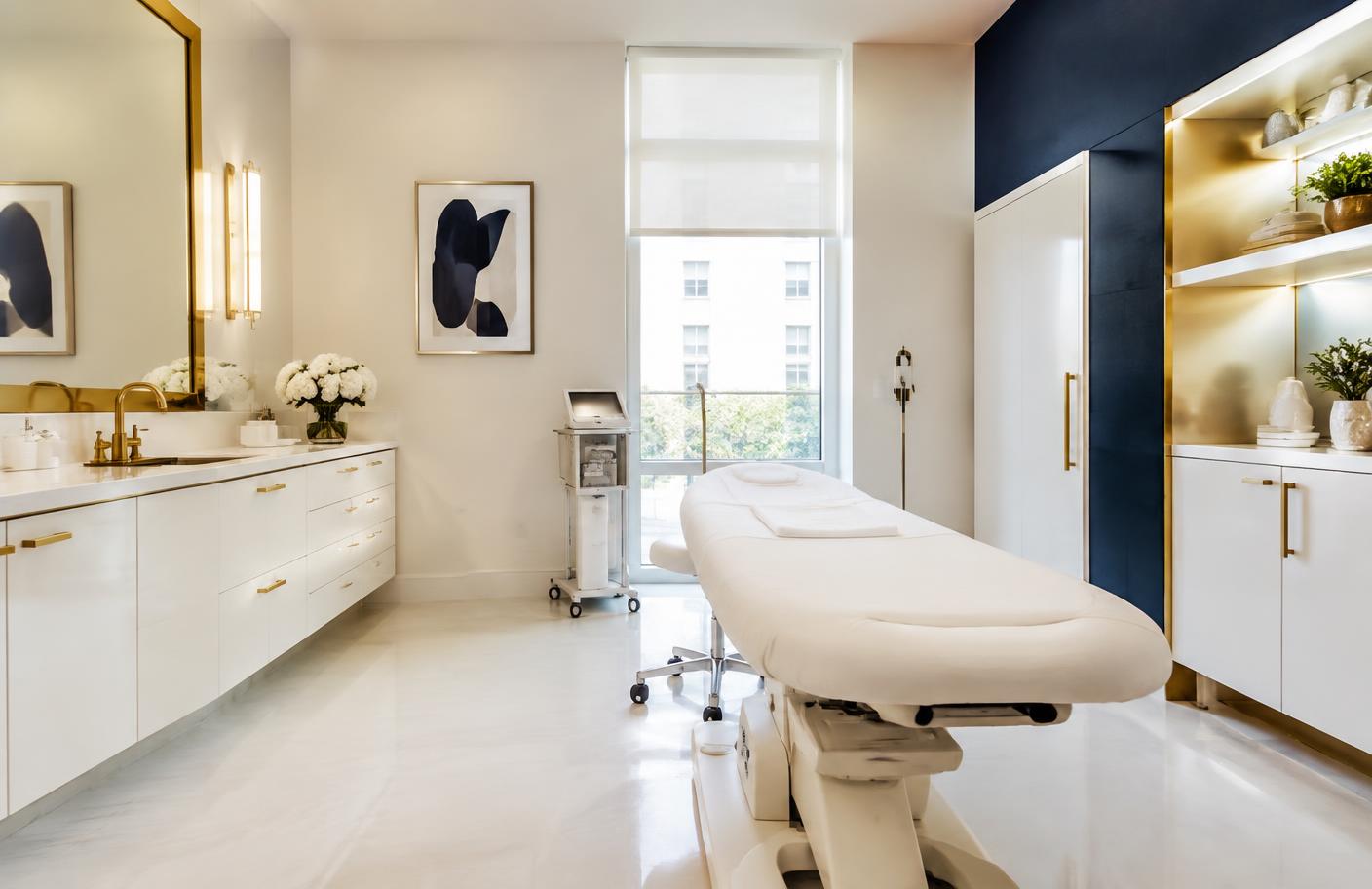 Sala de atendimento de uma clínica de estética adequada às exigências sanitárias